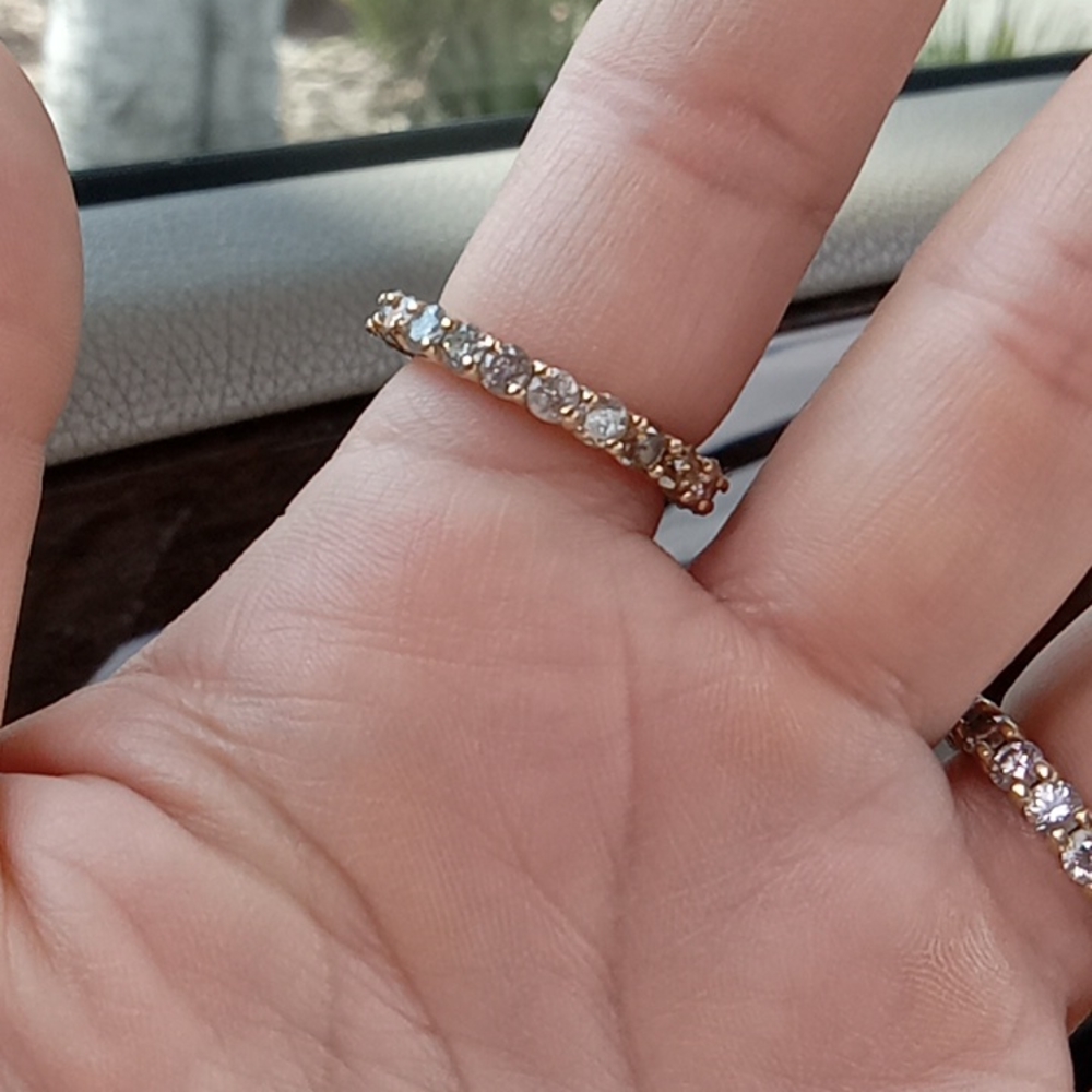 14k gold diamond eternity ring tri diamond color. Sz7.25 approximately 2.5ct tot - Picture 4 of 9
